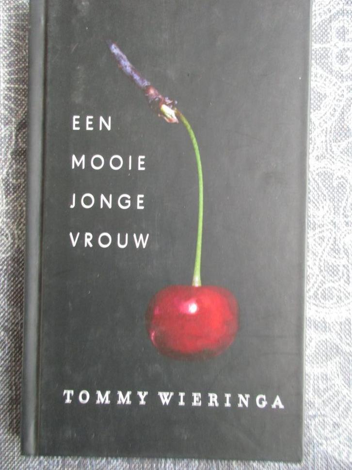 Tommy Wieringa - een mooie jonge vrouw, Boeken, Romans, Zo goed als nieuw, Ophalen of Verzenden