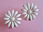 jwg Grote vintage 60s bloem oorbellen parel wit emaille clip, Sieraden, Tassen en Uiterlijk, Antieke sieraden, Verzenden, Overige materialen
