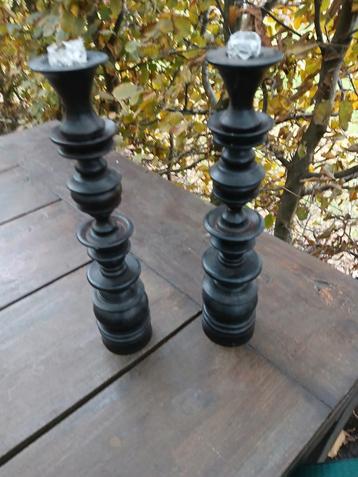 Mooie donkere houten kandelaars, 2 stuks. beschikbaar voor biedingen