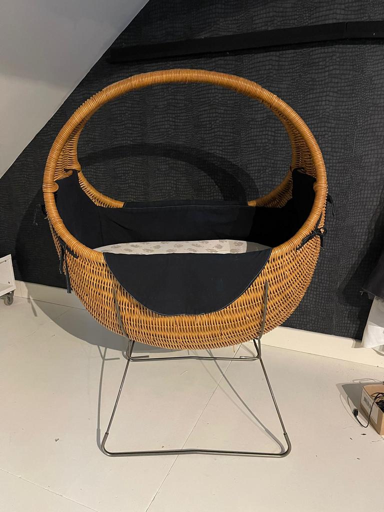 Rotan babywieg met metalen onderstel, Ophalen, 85 tot 100 cm, Zo goed als nieuw, Matras