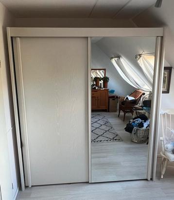 2 deurs kledingkast met schuifdeuren en spiegel
