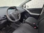 Toyota Yaris 1.0 VVTi Acces 5-Drs Nw Koppeling Boekjes ✅, 750 kg, Blauw, Bedrijf, Handgeschakeld