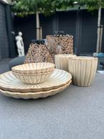 Servies set: borden, schaaltjes en kopjes, Huis en Inrichting, Ophalen, Keramiek, Zo goed als nieuw, Bord(en)