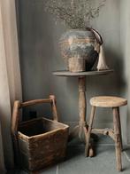 Oude houten bijzettafeltje/wijntafel sober hoffz, Huis en Inrichting, Tafels | Bijzettafels, Ophalen, Zo goed als nieuw, Rond