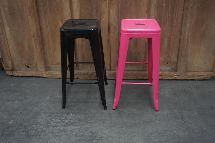 2 leuke barkrukken krukken 1x zwart en 1x roze, Huis en Inrichting, Barkrukken, Gebruikt, 60 tot 90 cm, Metaal, 2 krukken, Met voetsteun