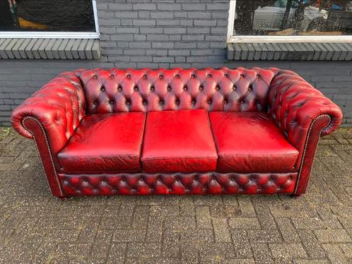 Chesterfield bank oxblood rood GRATIS BEZORGD, Huis en Inrichting, Banken | Voetenbanken en Poefen, Gebruikt, 125 cm of meer, Rechthoekig