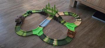 Magic Tracks Dinoworld Racebaan met Auto beschikbaar voor biedingen