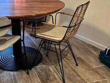 2 Rieten Zitting Eetkamerstoelen - Zwart Frame beschikbaar voor biedingen