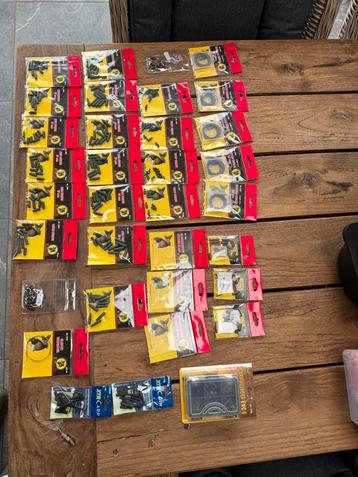 een groot pakket extra carp karper artikelen  beschikbaar voor biedingen