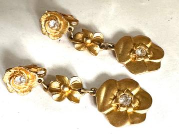 Lange mat goudkleurige vintage bloem oorclips beschikbaar voor biedingen