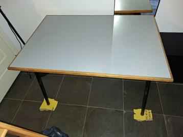 Vintage industriële tafel beschikbaar voor biedingen