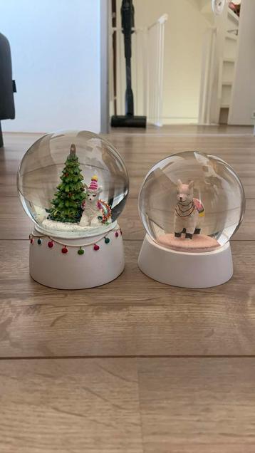 Sneeuwballen met alpacas beschikbaar voor biedingen