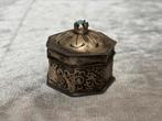 Oud snuifdoosje of pillendoosje van bewerkt metaal, Ophalen of Verzenden