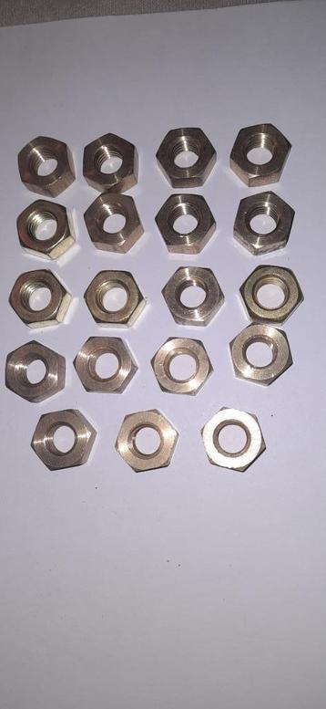 19 Messing moeren M8 € 10,00 beschikbaar voor biedingen