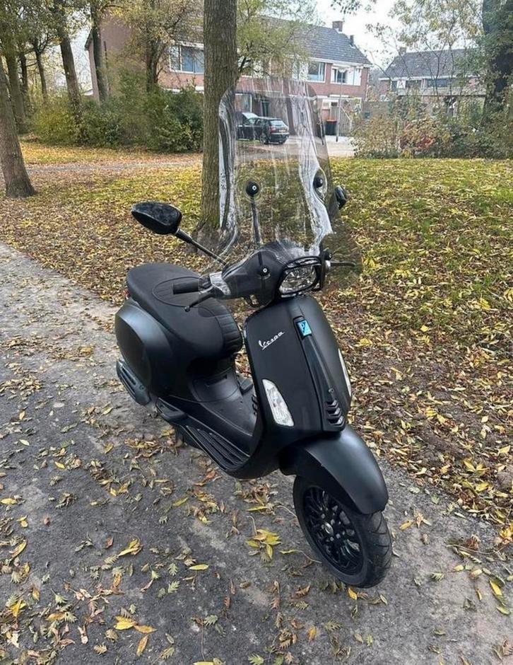 Vespa Sprint Notte 2019, Fietsen en Brommers, Snorfietsen en Snorscooters, Zo goed als nieuw, Vespa, Benzine, Ophalen of Verzenden