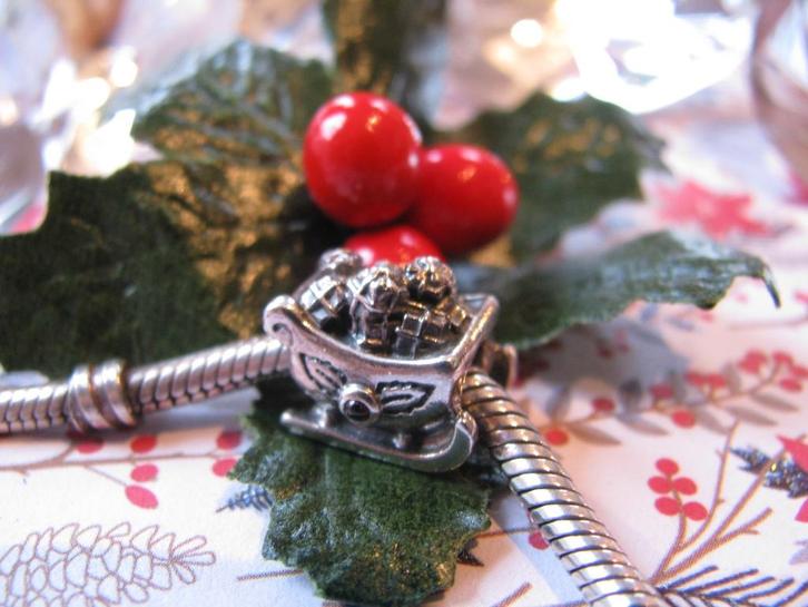 Pandora KERST bedel 790562GA = slee + kado's & 2 x GRANAAT, Sieraden, Tassen en Uiterlijk, Bedels, Zo goed als nieuw, Pandora