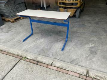 School tafel met een blauwe onderstel en witte blad van HPL beschikbaar voor biedingen