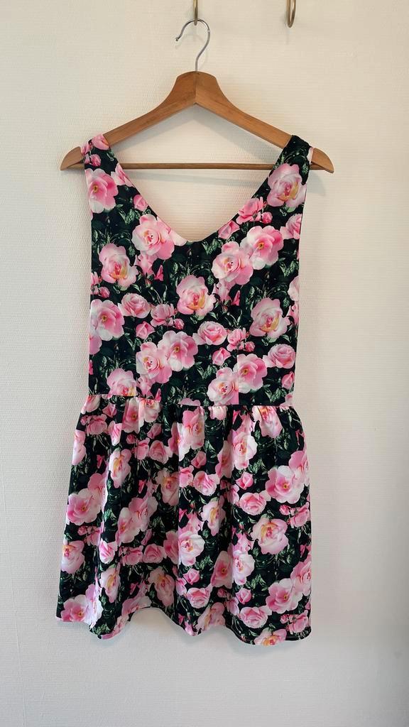 Zwarte jurk met rozenprint - Jubylee by Féminine - Maat s/m, Kleding | Dames, Jurken, Zo goed als nieuw, Maat 36 (S), Zwart, Boven de knie