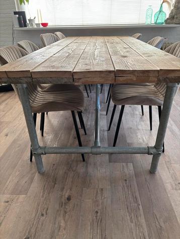 Houten Eettafel met Stalen Frame beschikbaar voor biedingen