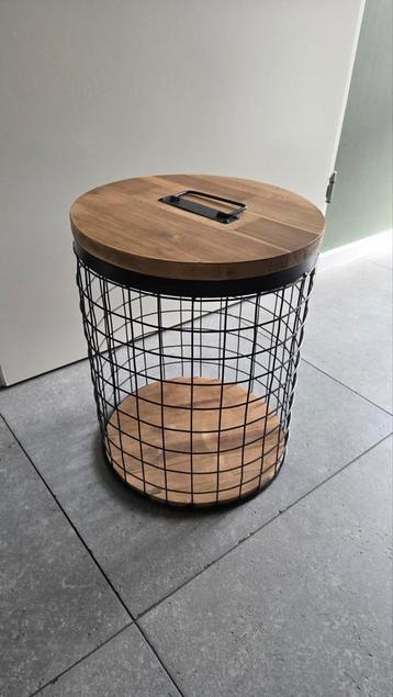Bijzet tafel of opberg mand met deksel. beschikbaar voor biedingen