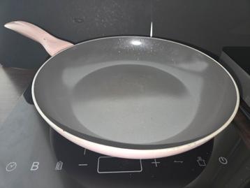 Zacht roze frying pan beschikbaar voor biedingen