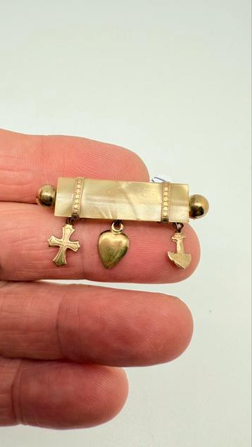 Antieke broche met er aan:3 bedeltjes: geloof- hoop - liefde beschikbaar voor biedingen