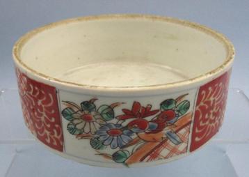 Japans  porselein schaal met rood bloemdecor  beschikbaar voor biedingen