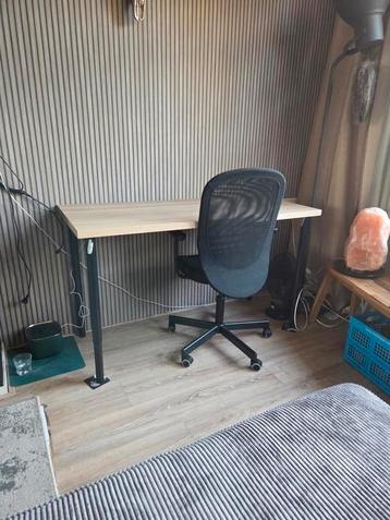 Bureau en bureaustoel ikea, 2 maanden oud beschikbaar voor biedingen