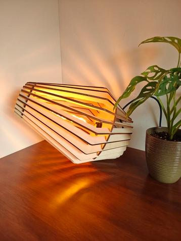Moderne houten lamp beschikbaar voor biedingen