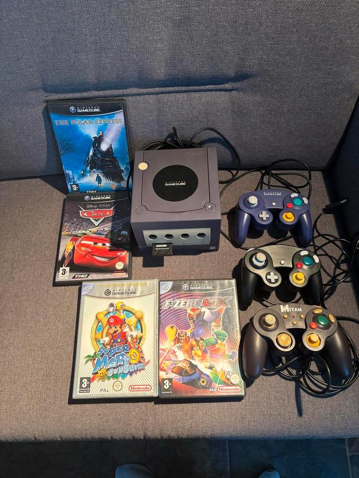 Nintendo GameCube met 3 controllers en 4 games, Spelcomputers en Games, Spelcomputers | Nintendo GameCube, Gebruikt, Paars, Met 3 controllers of meer