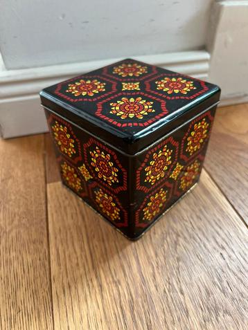 Retro blikje zwart rood geel 9,5x9,5x9,5cm  beschikbaar voor biedingen