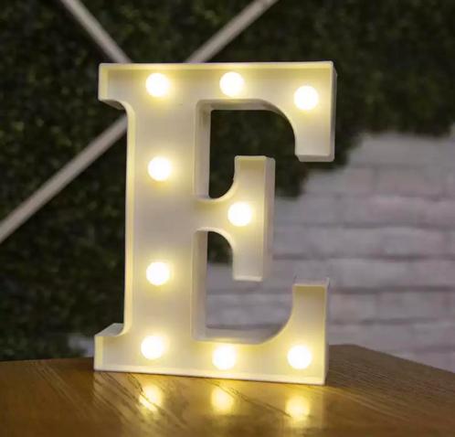 Verlichte Letter E 22,5 cm Decoratief & Sfeervol, Hobby en Vrije tijd, Feestartikelen, Nieuw, Feestartikel, Valentijn of Romantisch