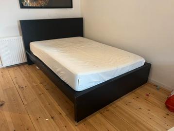 Ikea Malm bedframe zwartbruin 140x200 met lattenbodem Lönset - afbeelding 1