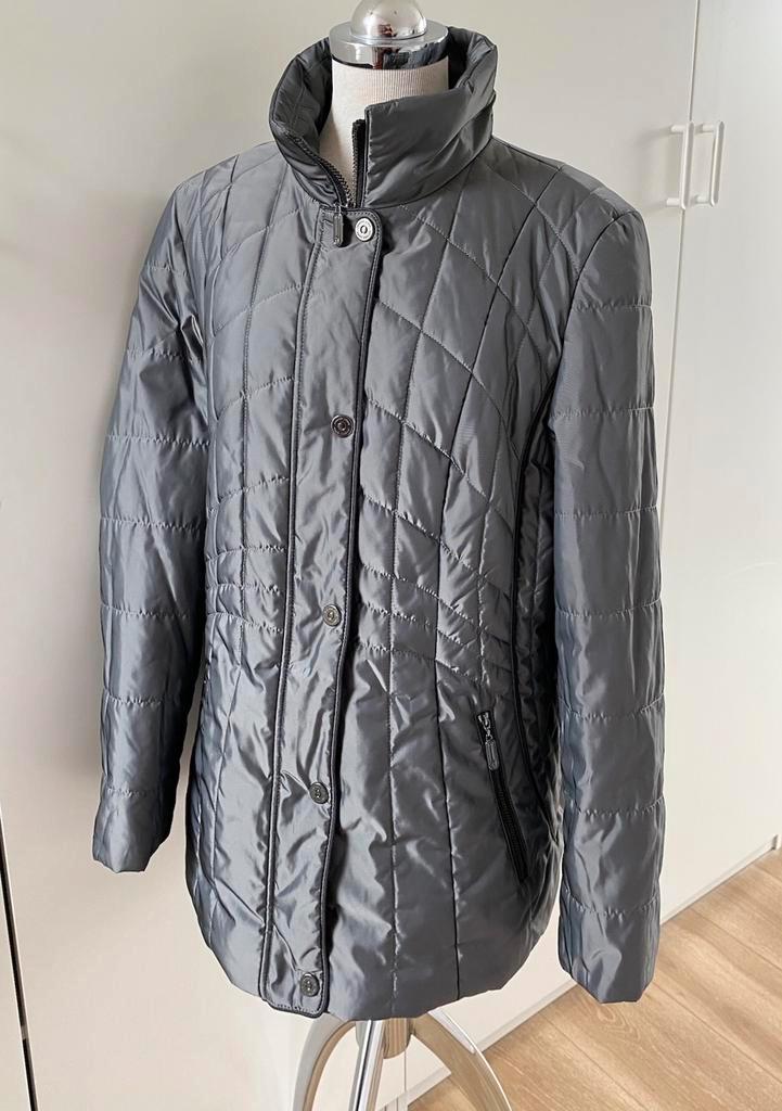 BARBARA LEBEK JAS MT :42 NIEUWSTAAT., Kleding | Dames, Jassen | Winter, Zo goed als nieuw, Maat 42/44 (L), Grijs, Verzenden