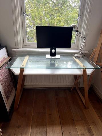 Price drop- Stijlvol bureau met glazen blad en houten poten beschikbaar voor biedingen