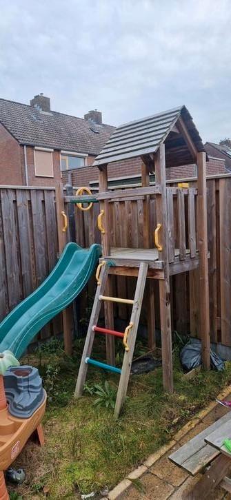 Speelhuisje met glijbaan beschikbaar voor biedingen