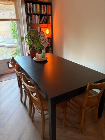 Zwarte houten eettafel (groot!) beschikbaar voor biedingen