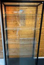 Zwarte vitrinekast, Huis en Inrichting, Kasten | Vitrinekasten, Ophalen of Verzenden, Zo goed als nieuw, 25 tot 50 cm