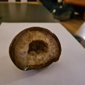 Edelsteen, miljoenen jaren geleden ontstaan. beschikbaar voor biedingen