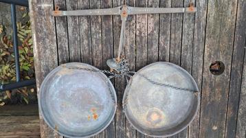 Antieke balans weegschaal beschikbaar voor biedingen