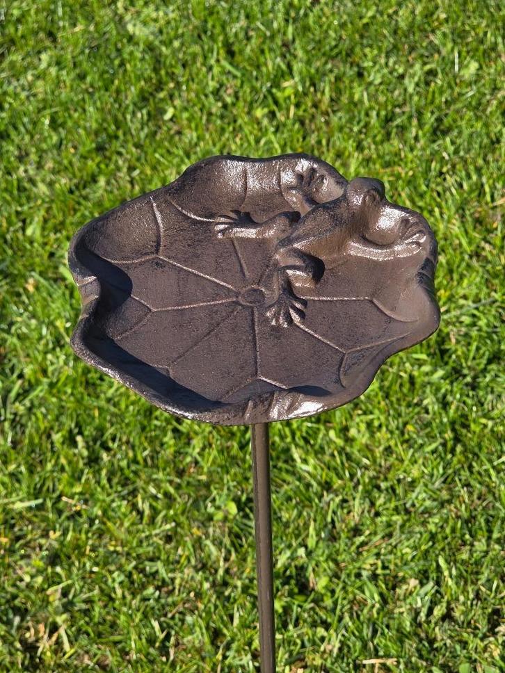 Tuinprikker /voederschaal met kikker /gietijzer/ drinkschaal, Tuin en Terras, Tuinstekers, Ophalen of Verzenden