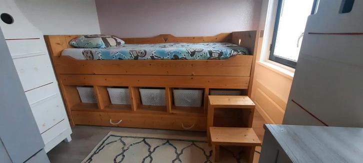Steigerhouten half hoogslaper met opbergruimte, Kinderen en Baby's, Kinderkamer | Stapelbedden en Hoogslapers, Zo goed als nieuw