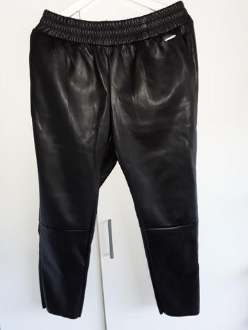 Circle of Trust Zwarte Imitatieleren Damesbroek Tapered Fit beschikbaar voor biedingen