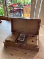Houten kist met speelkaarten en fiches, Drie of vier spelers, Ophalen of Verzenden, Gebruikt, Eigenaar Onbekend