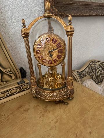 Antieke Koepelklok met Gouden Details beschikbaar voor biedingen