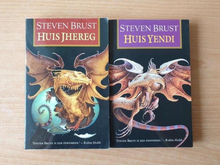 Steven Brust - Huis Jhereg & Huis Yendi, Boeken, Fantasy, Gelezen, Ophalen of Verzenden