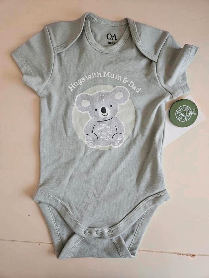 Groen rompertje korte mouw 'hugs with mum & dad' maat 80, Kinderen en Baby's, Babykleding | Maat 80, Nieuw, Jongetje, Nacht- of Onderkleding