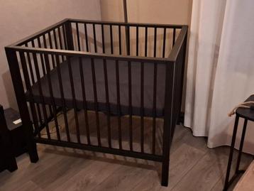 Zwarte baby box beschikbaar voor biedingen