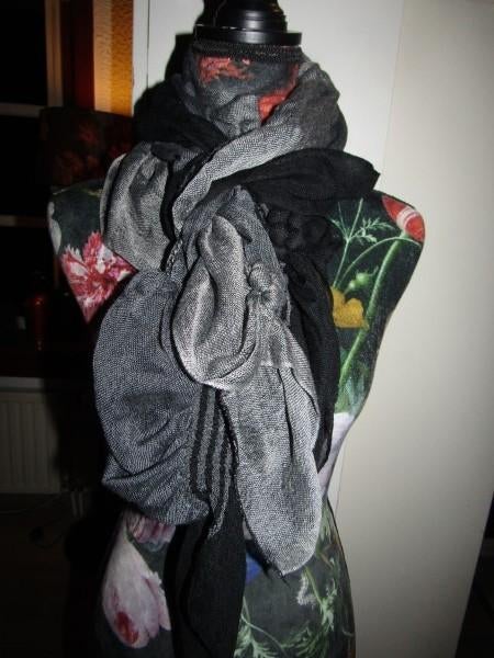 E851 sjaal roezel zwart grijs noppen, Kleding | Dames, Ophalen of Verzenden, Zo goed als nieuw, Maat 46/48 (XL) of groter, Sjaal