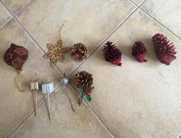 Kerstdecoratie, Kerstballen, slingers, dennenappels, giftbag beschikbaar voor biedingen
